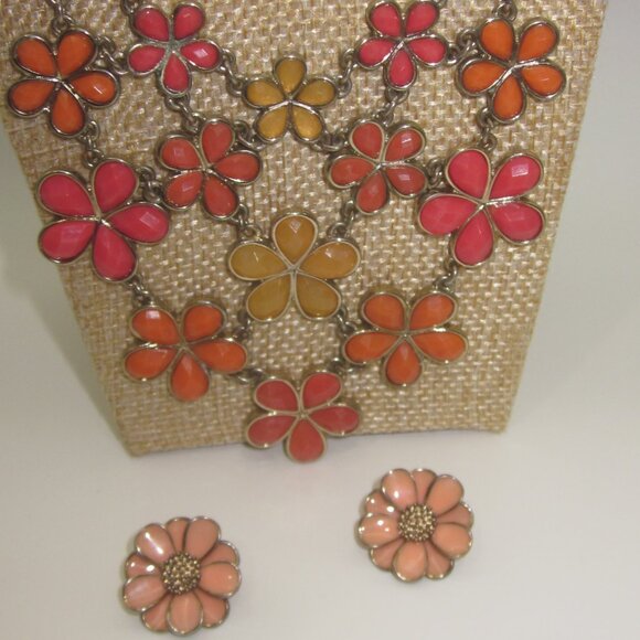 Liz Claiborne Flower Necklace - Picture 2 of 4